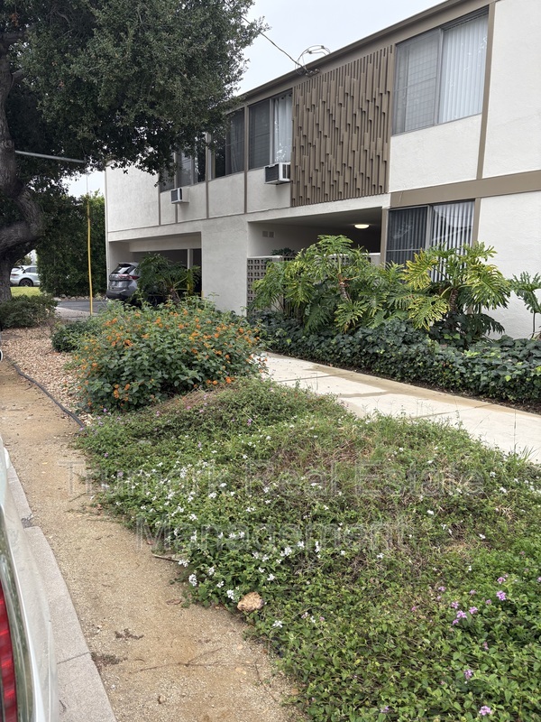 Montrose Condo: 3830 Orangedale Ave