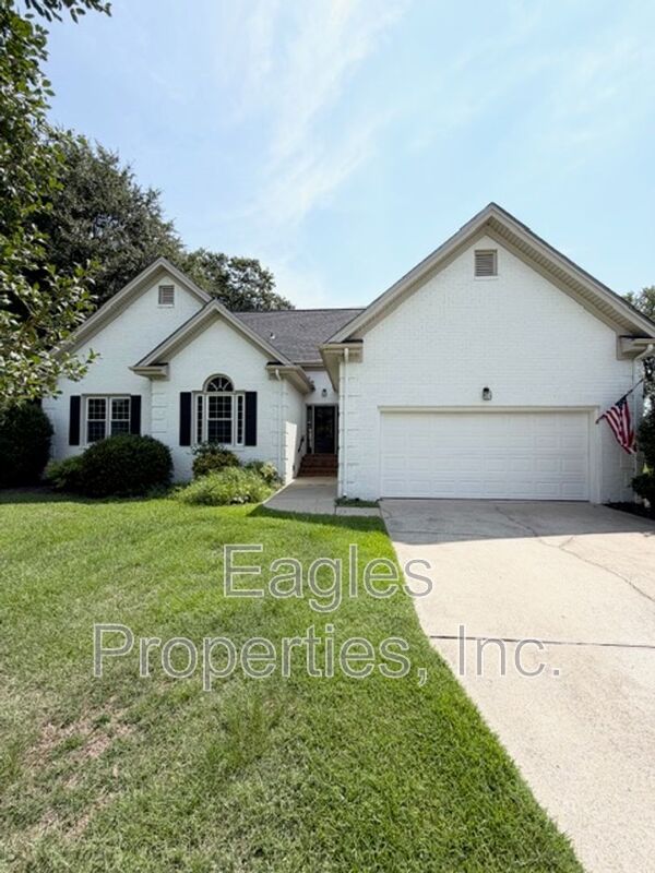 Goldsboro House: 210-1 Creekside Dr