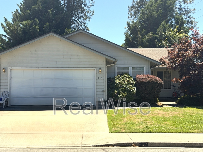 Grants Pass House: 817 Golden Park Dr