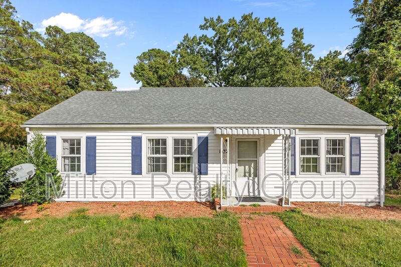 Fayetteville House: 1932 Dogwood St.