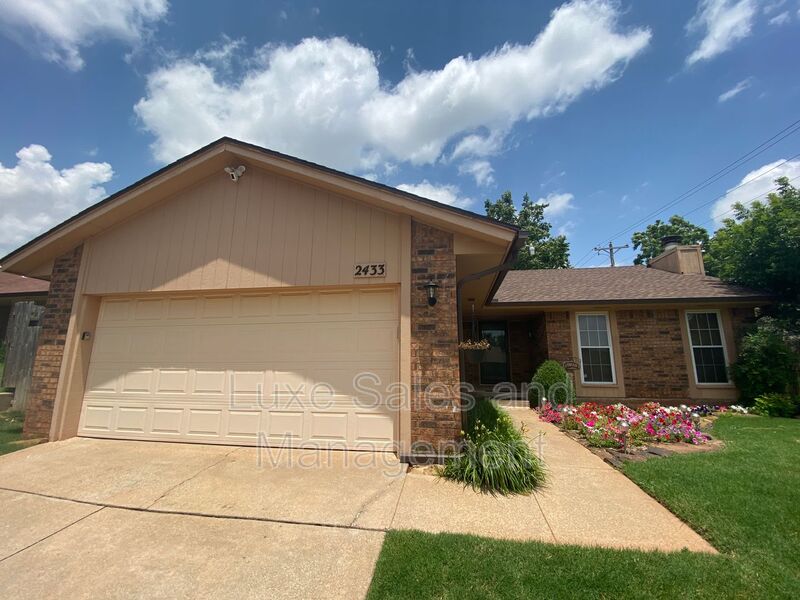 Edmond House: 2433 Shady Tree Ln