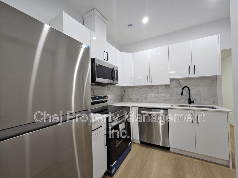 Edmonton Condo: 10698 61 Street