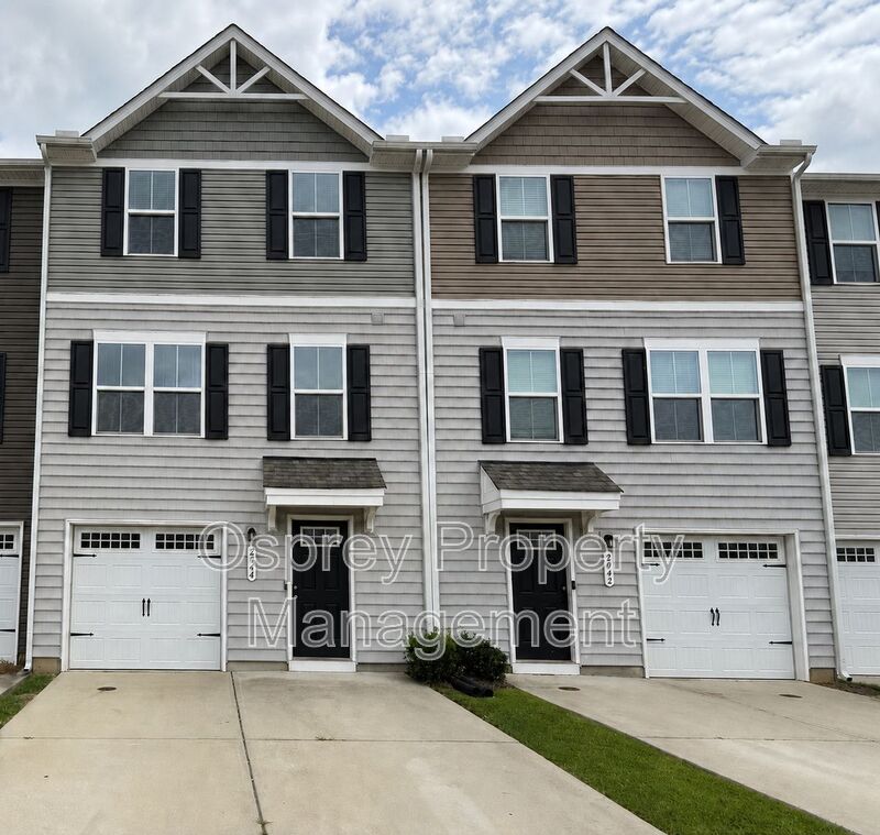 Charming 3-Bedroom Suffolk Home with Garage & Deck - Photo 1