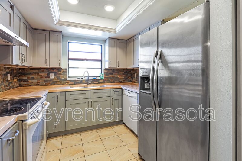 Bradenton House: 1403 56th St W