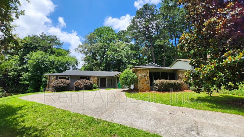 Stone Mountain House: 1693 Briarbend Ct