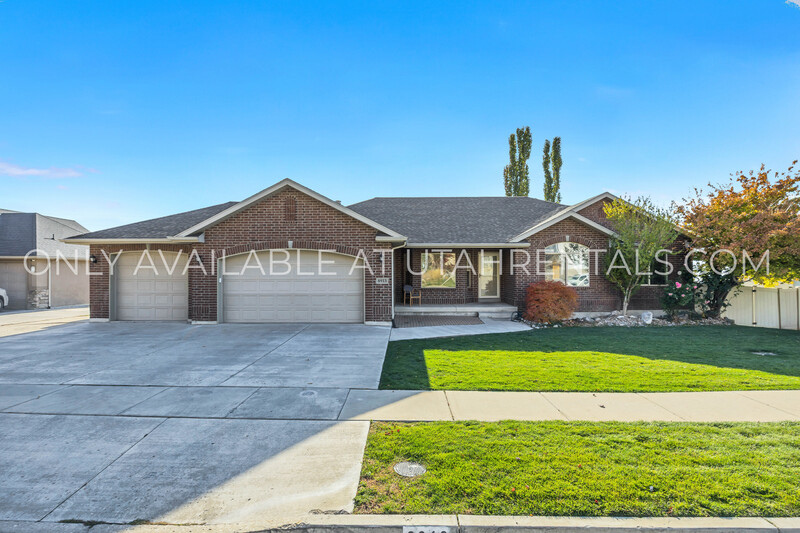 Cedar Hills House: 8913 N Pine Hollow Dr