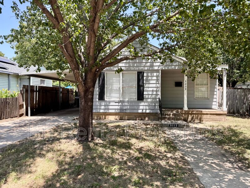 Fort Worth House: 3009 Honeysuckle Ave.