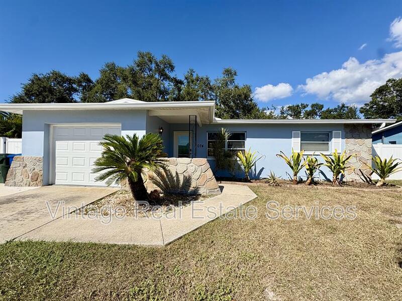 Largo House: 1074 Woodbrook Dr S