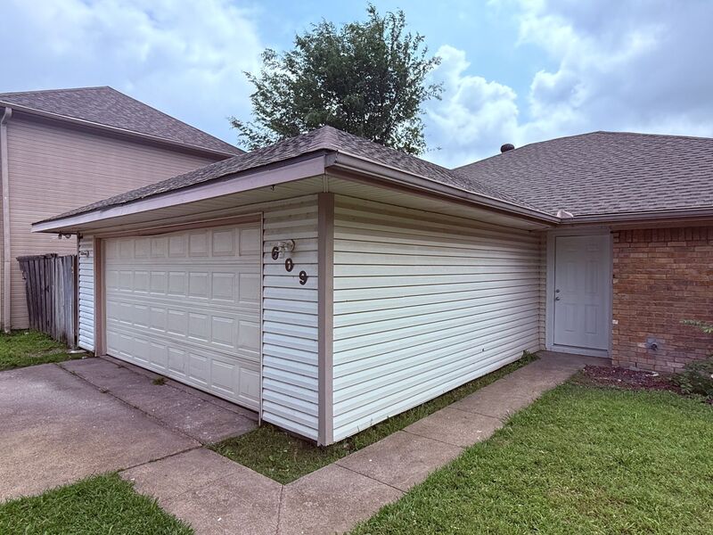 Rockwall House: 609 Trout St