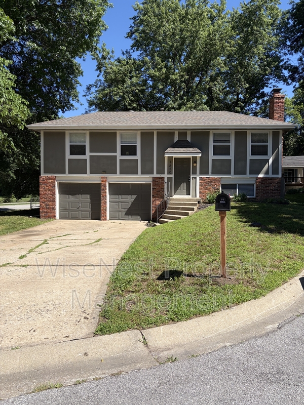 Olathe House: 1820 East Cherokee Lane