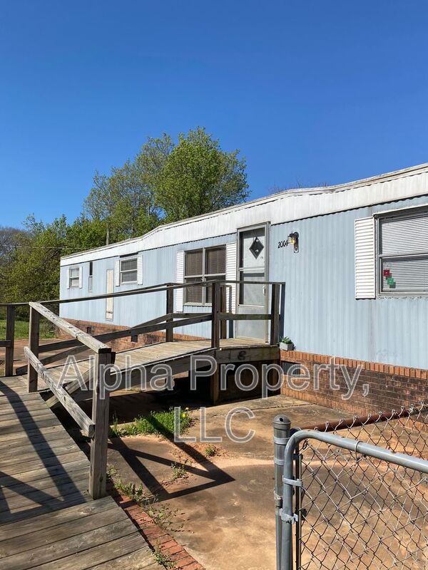 Easley House: 2004 Old Pendleton Road