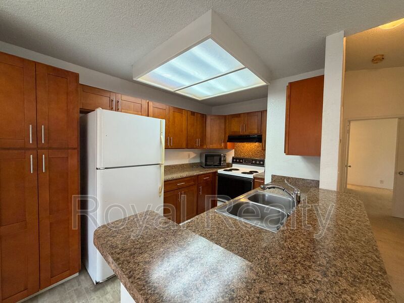 Honolulu House: 528 Mananai Pl 16U