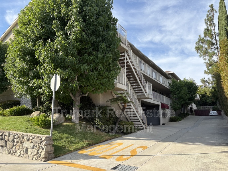 Montrose Condo: 2421 Montrose Ave