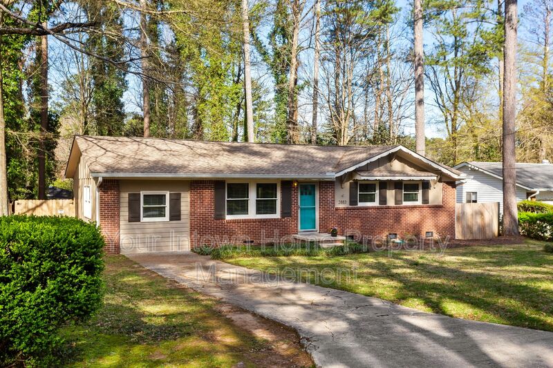 Decatur House: 2883 Fantasy Ln
