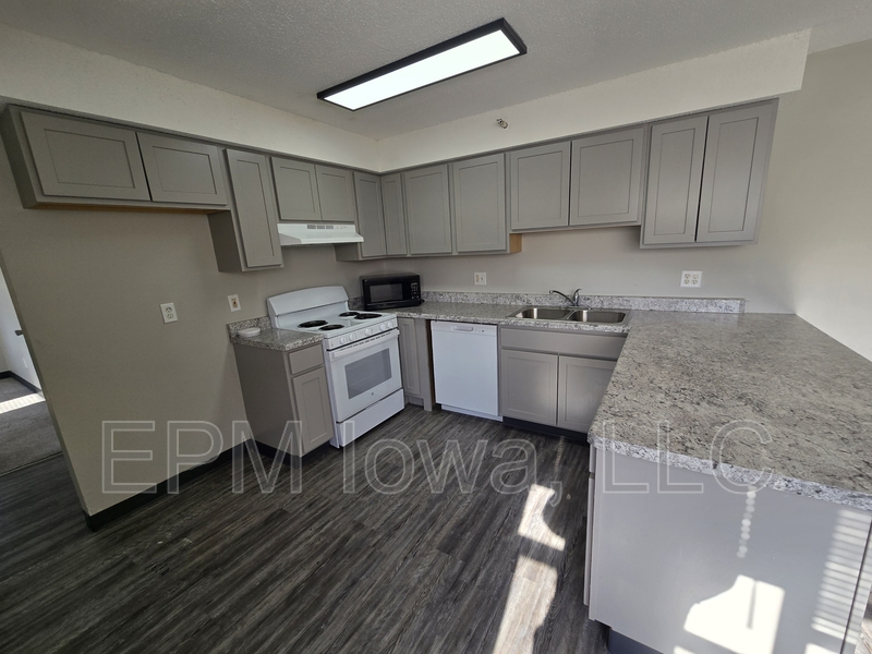 Cedar Rapids House: 60 Miller Avenue Southwest #11