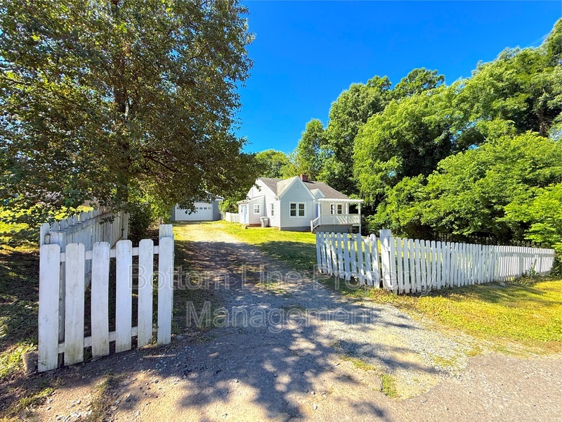 Belmont House: 607 Gaston Ave Extension