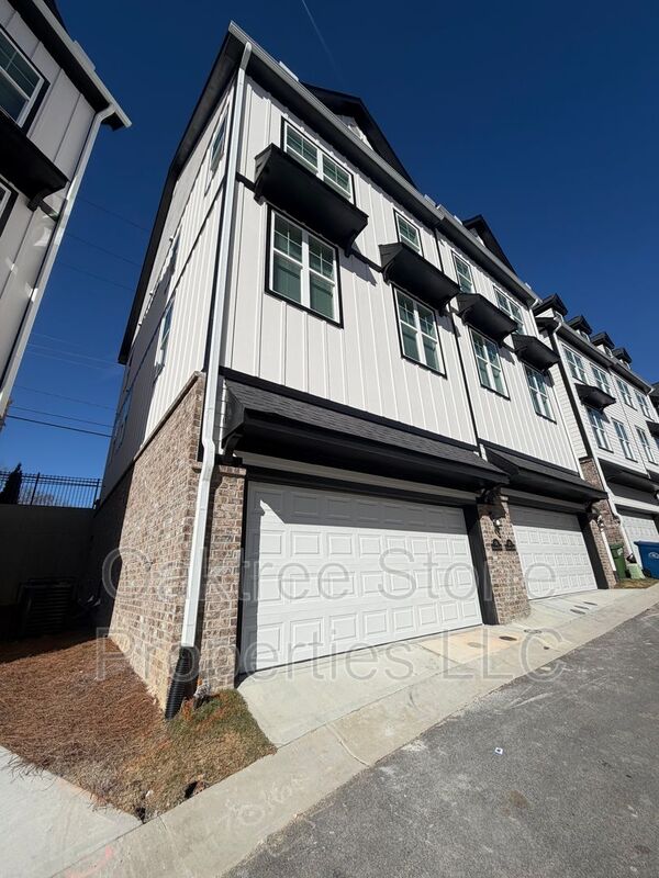 Atlanta House: 1971 Hollywood Rd NW