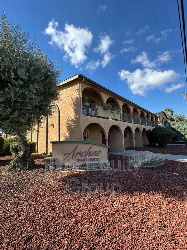 Visalia Condo: 1320 West Vassar Ave