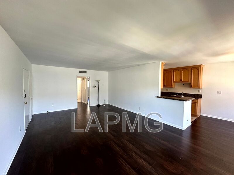 Encino House: 5328 Newcastle Ave