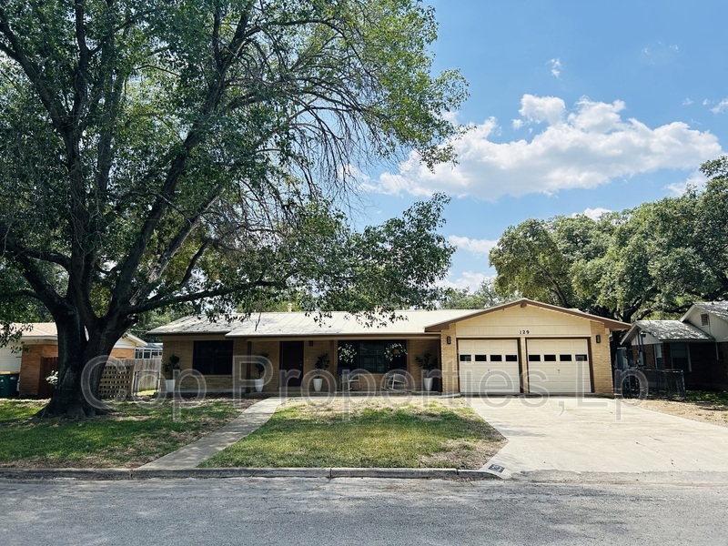 Universal City House: 129 Beechwood Ave