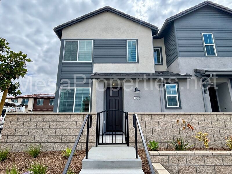 Eastvale House: 5929 Rockport Rd.