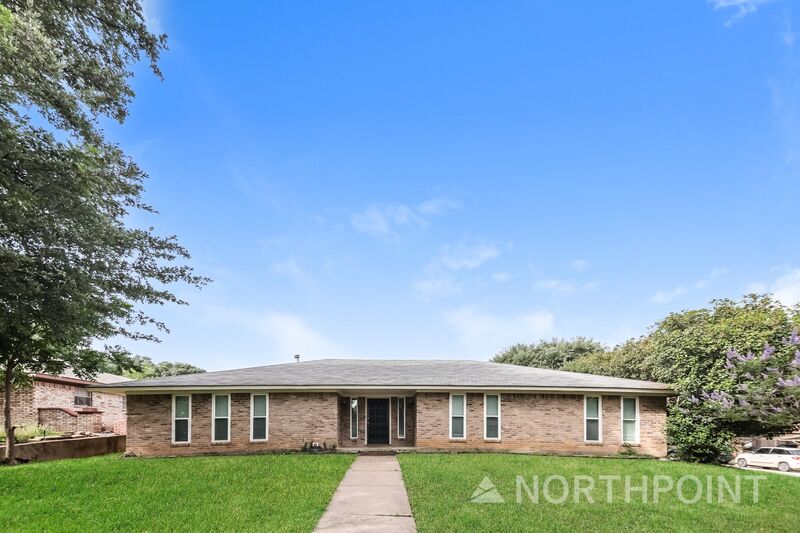 Lewisville House: 1368 Juniper Ln