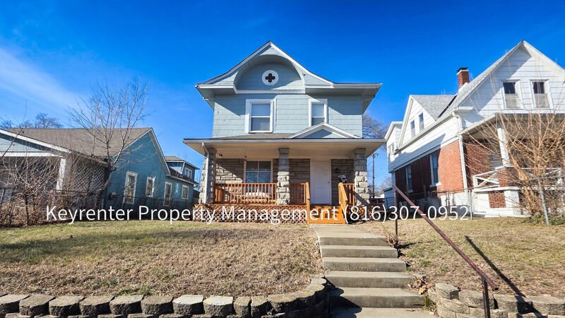 Kansas City House: 142 N Bellaire Ave