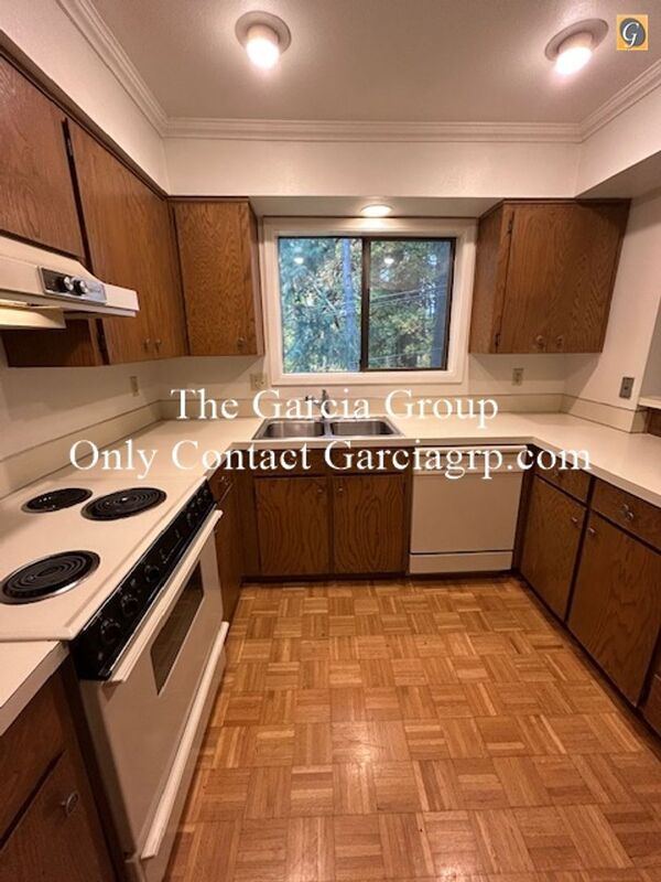 Lake Oswego Condo: 315 Cervantes