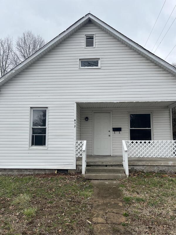 Johnston City House: 617 East Broadway Boulevard