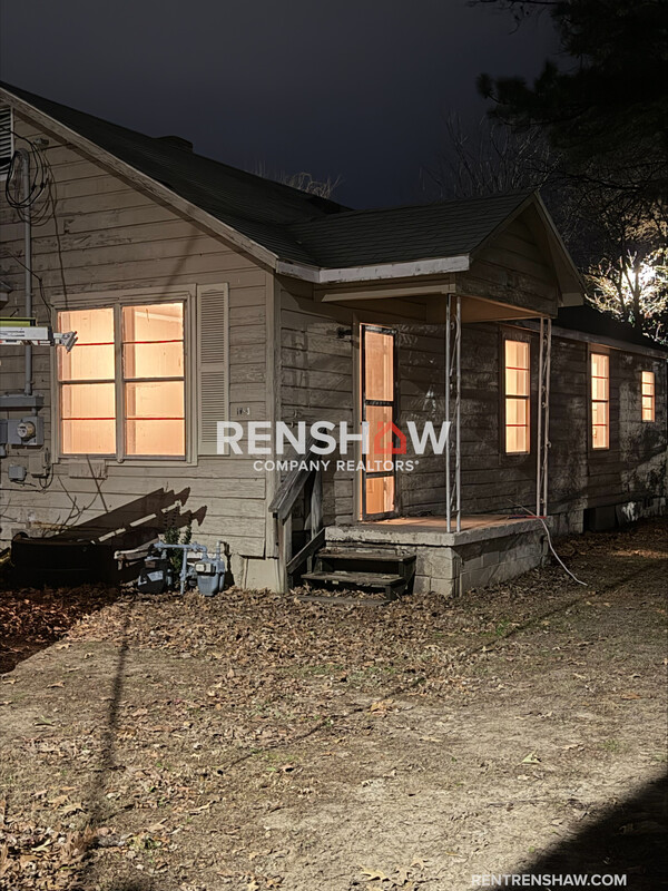 Dyersburg House: 1306 W Countryman St