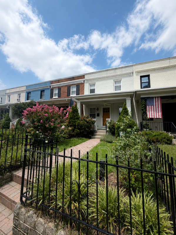 Washington House: 1910 D Street NE
