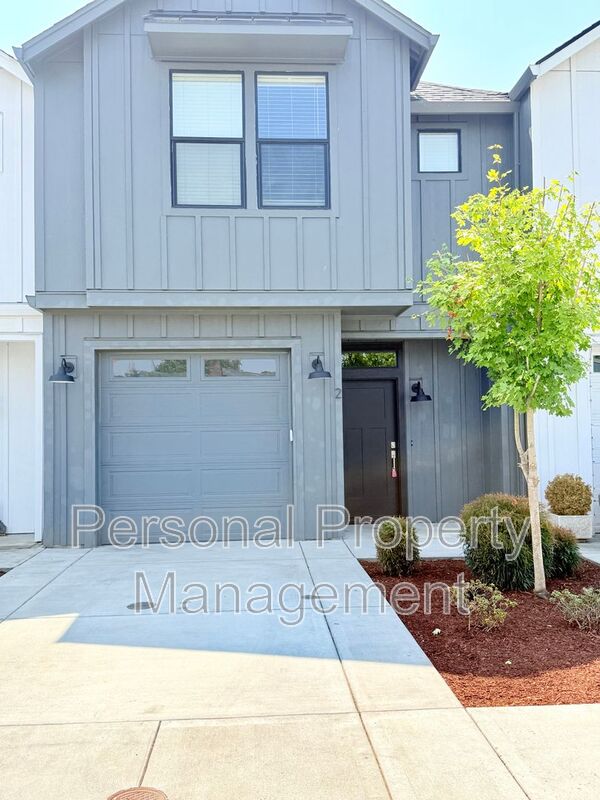 Vancouver Townhome: 417 NE Repass Road