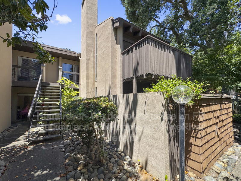 Sacramento House: 2270 Woodside Ln