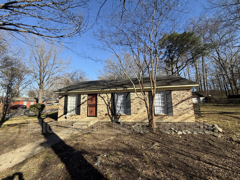 Memphis House: 3582 Edgefield Dr