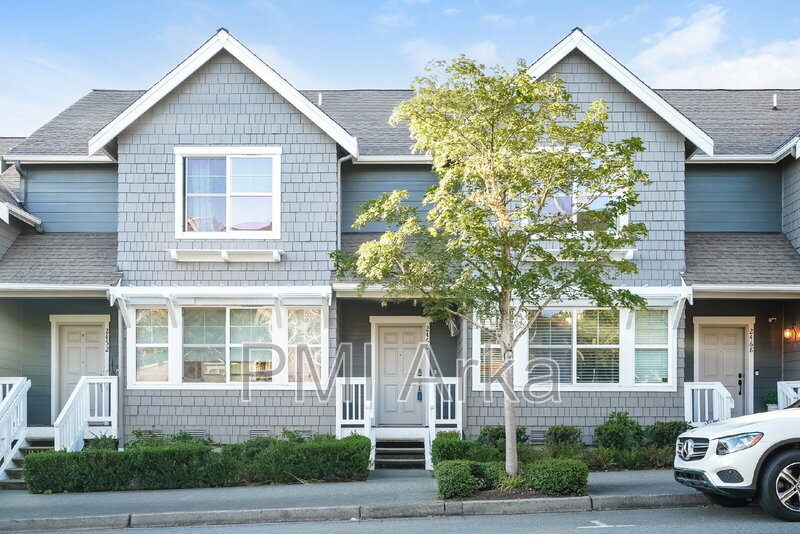 Issaquah Townhome: 2460 NE Park Dr