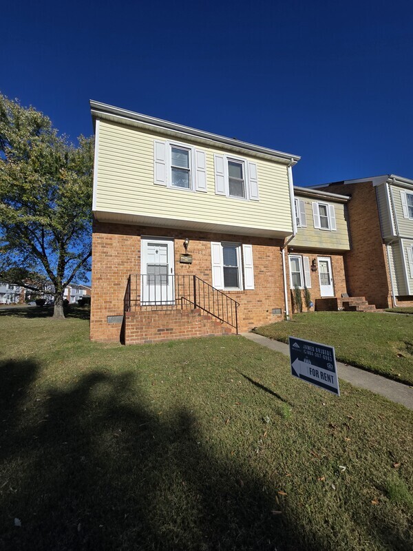 Richmond Condo: 4400 Foxden Dr