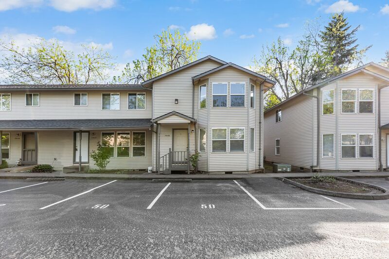 Clackamas Townhome: 17450 SE 82nd Dr
