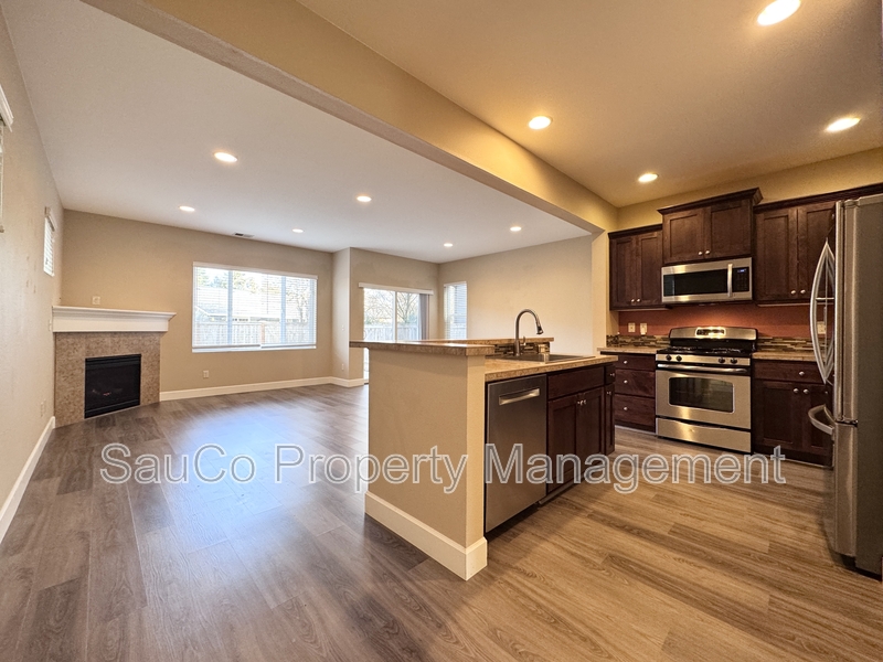 Hillsboro House: 4017 Southeast Lone Oak Street