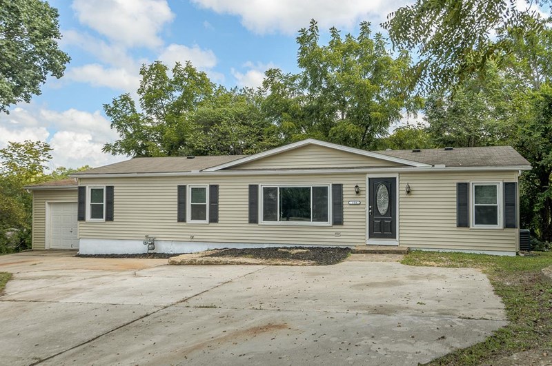 Blue Springs House: 104 N Countryside Ln
