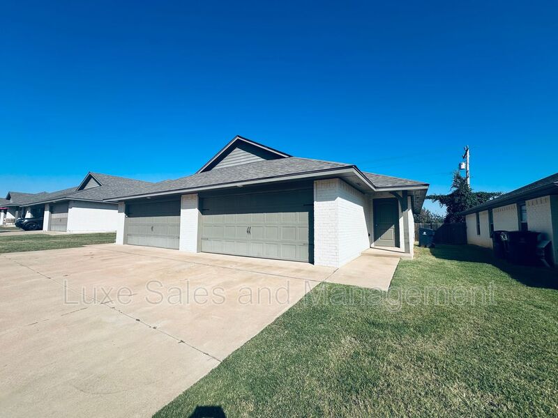 Oklahoma House: 11412 N. Lincoln Blvd