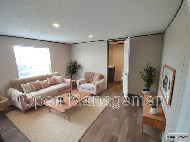 Scottsbluff House: 24 Erin Ln