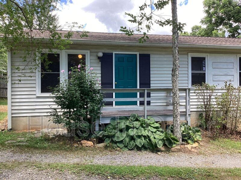 Black Mountain House: 905 Montreat Rd.