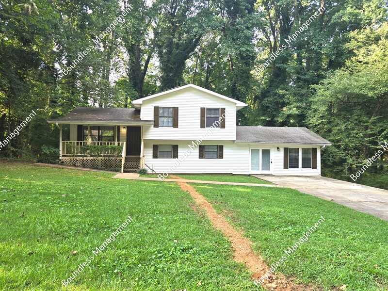 Powder Springs House: 5183 Suggs St