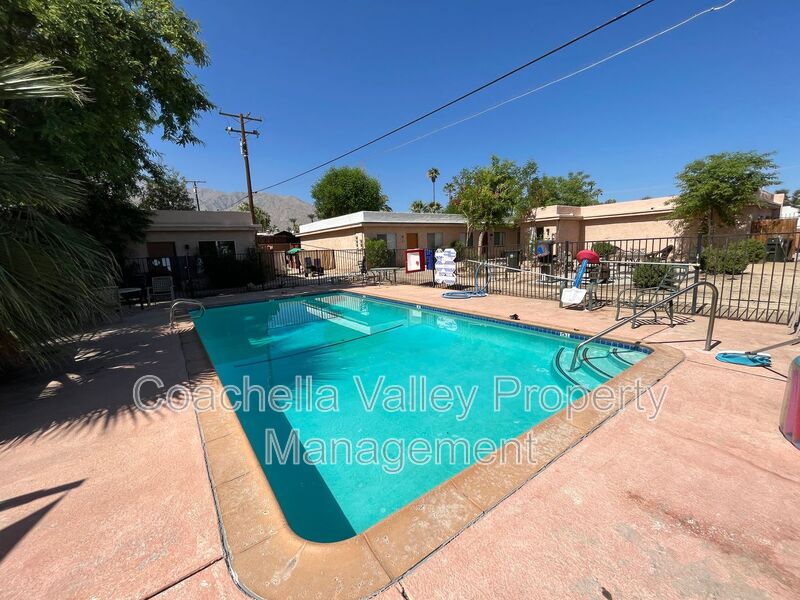 Palm Springs House: 555 E Cottonwood Rd