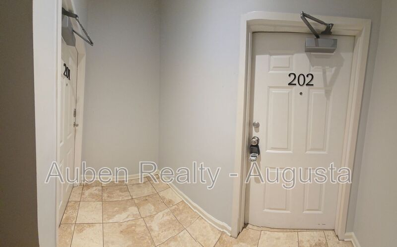 Augusta House: 913 Walker Street