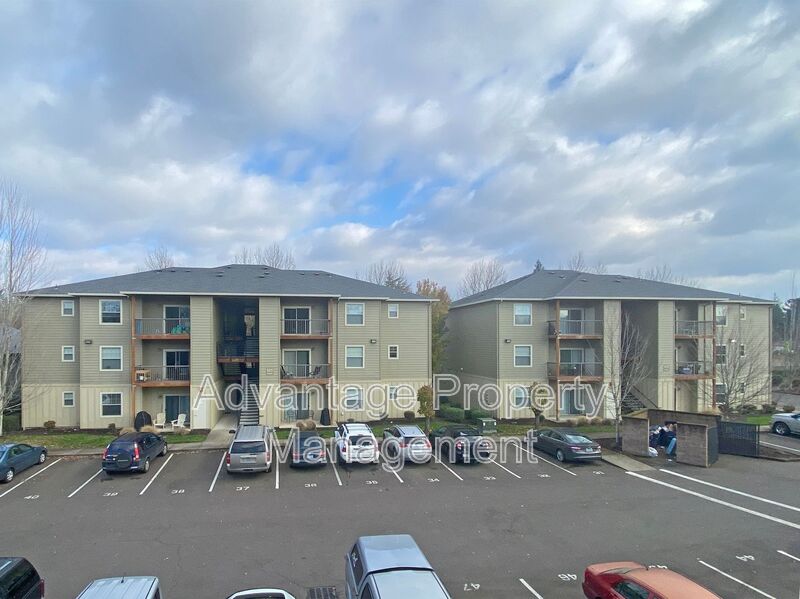 Monmouth House: 515 N Catron Place