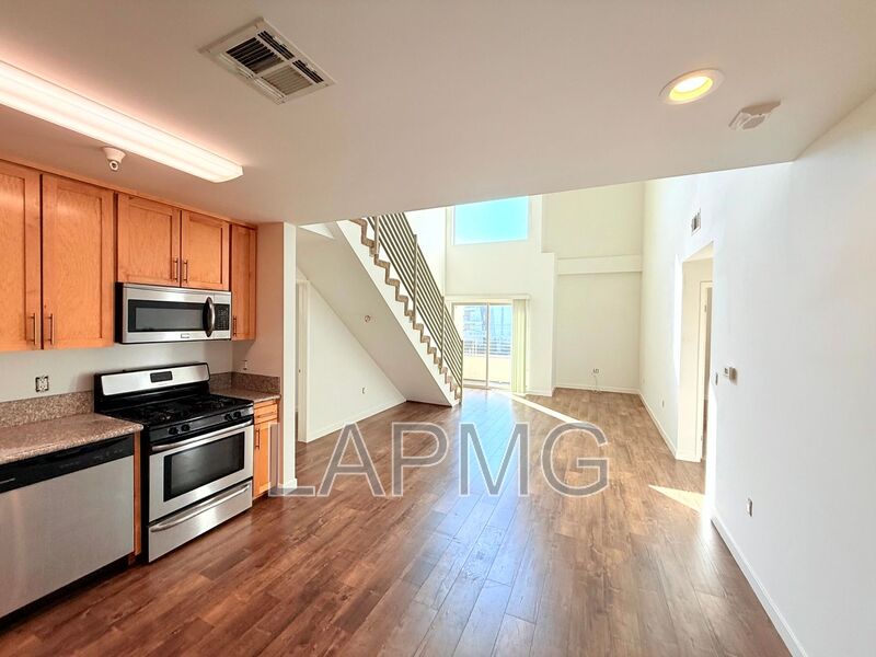 Canoga Park House: 6816 Independence Ave