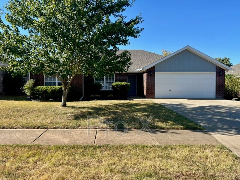 Bentonville House: 3407 SW Carriageway Ave