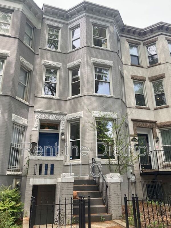 Washington Townhome: 37 Rhode Island Avenue NW