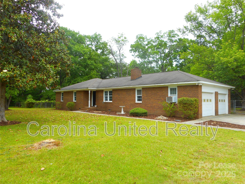 Matthews House: 733 Catawba Cir N